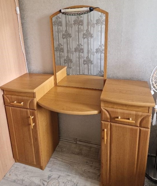 Toaletní stolek se zrcadlem