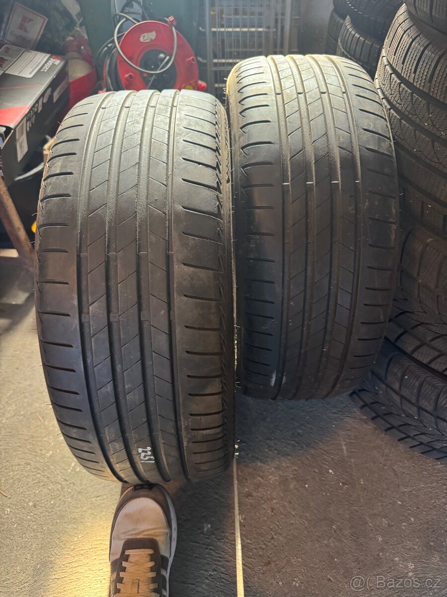 225/40R19