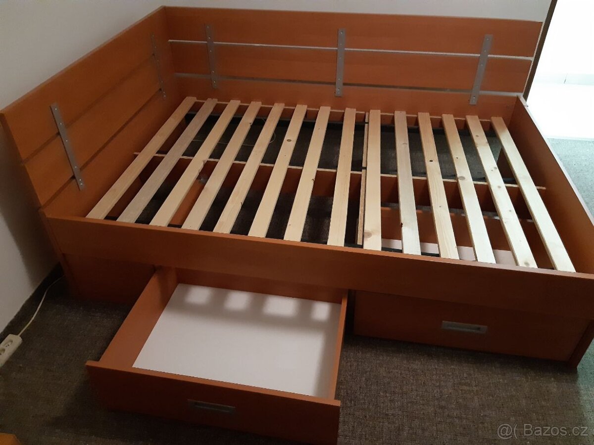 Postel s matrací a úložným prostorem