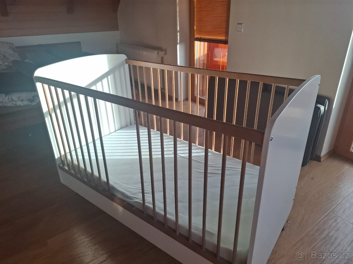 Dřevená dětská postýlka