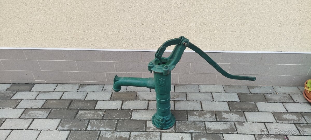Stará pumpa na vodu.