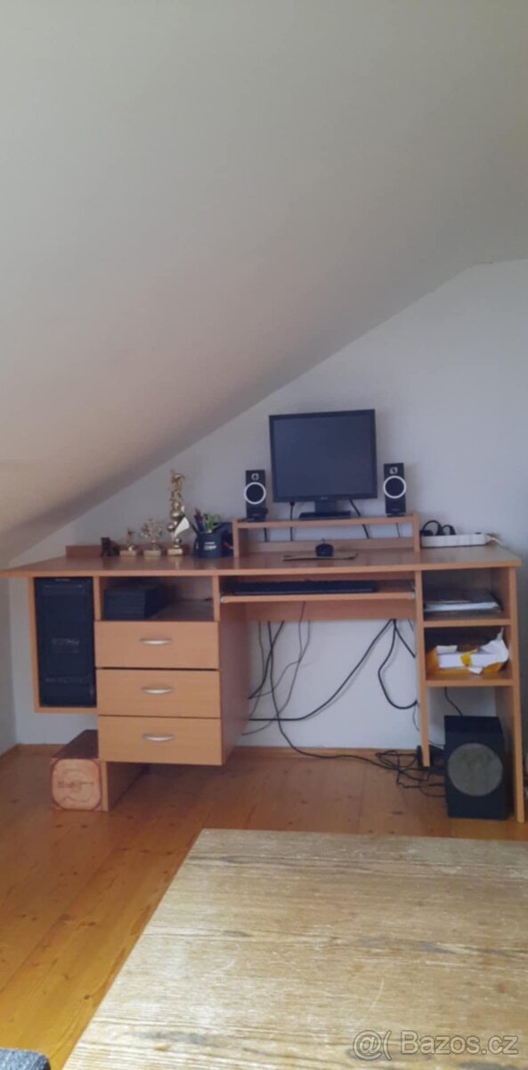 Počítačový stůl