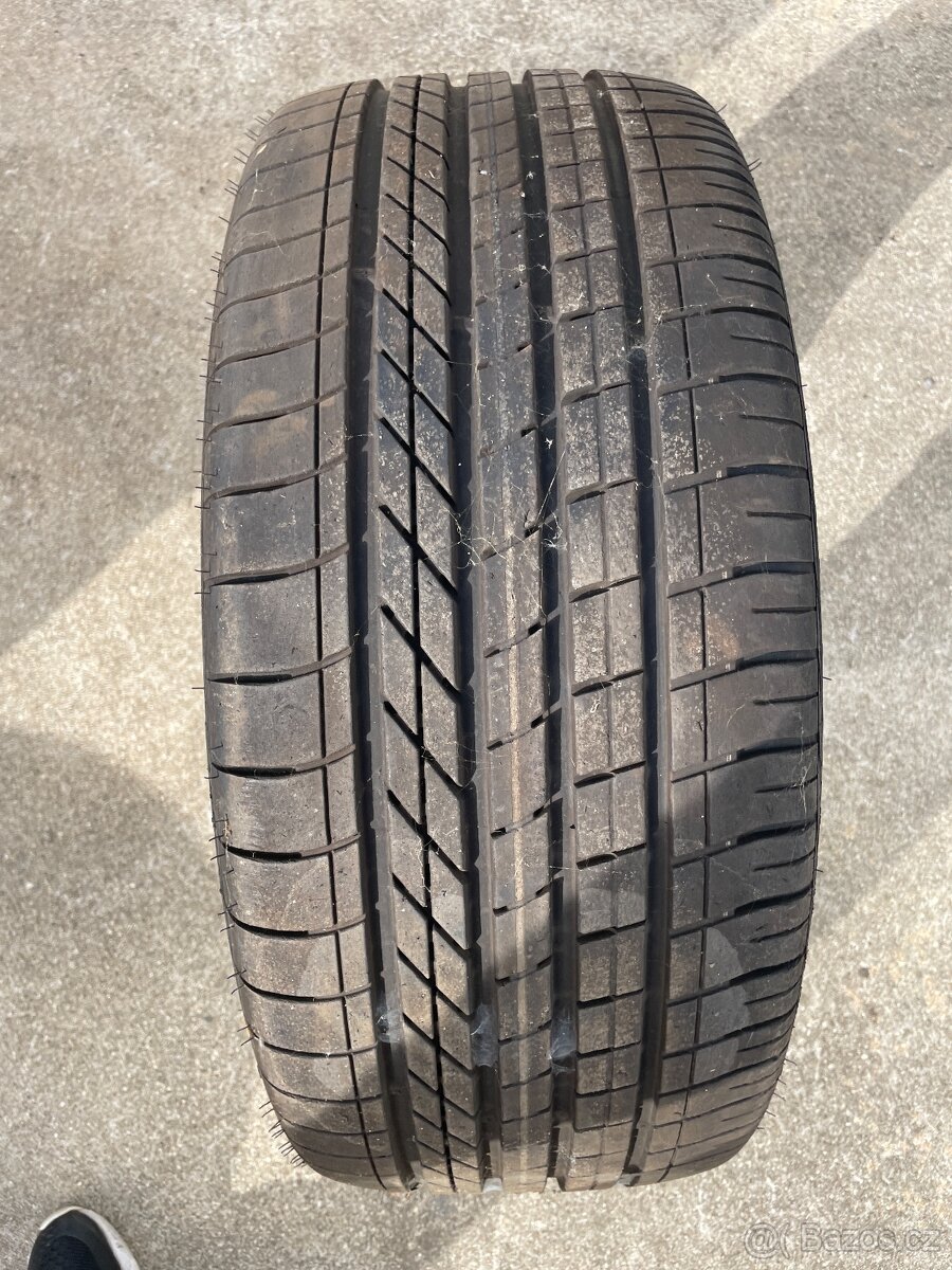245/40R19