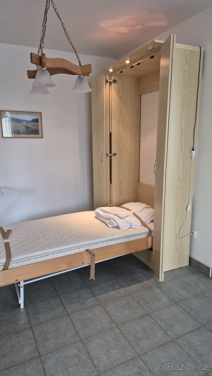 Vyklápěcí postel s ůložným prostorem