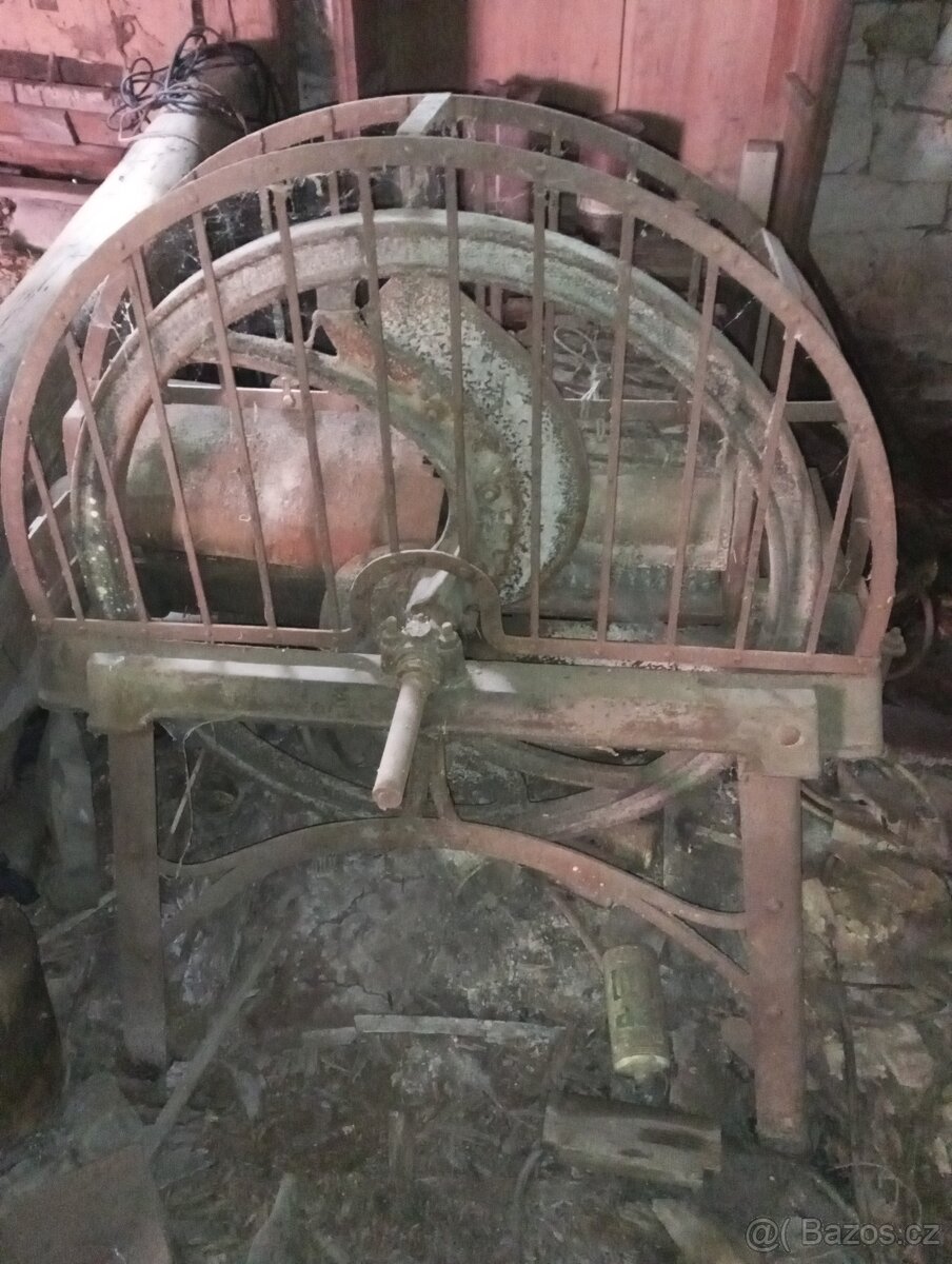Velká řezačka na kopřivy - výška 135 cm