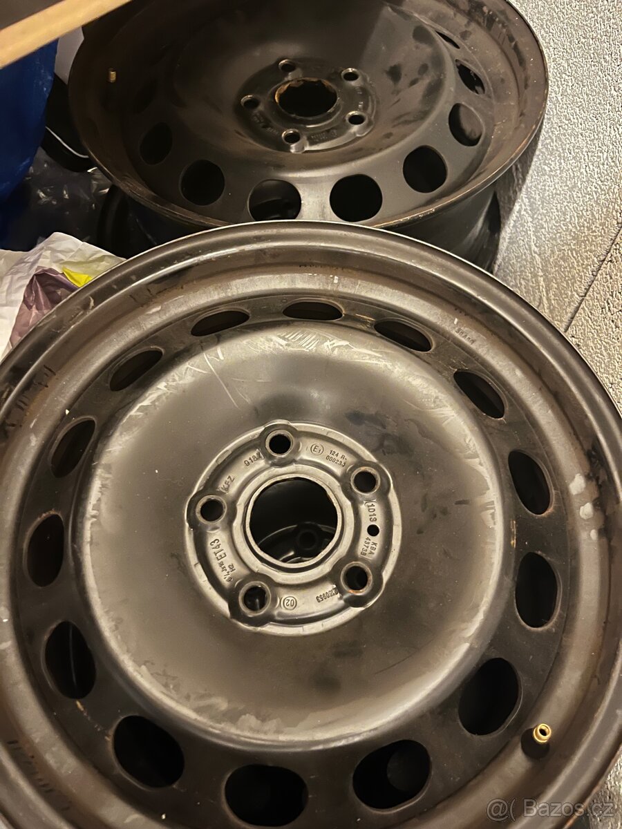 Sada zimních plechových disků Audi 16inch – téměř nové