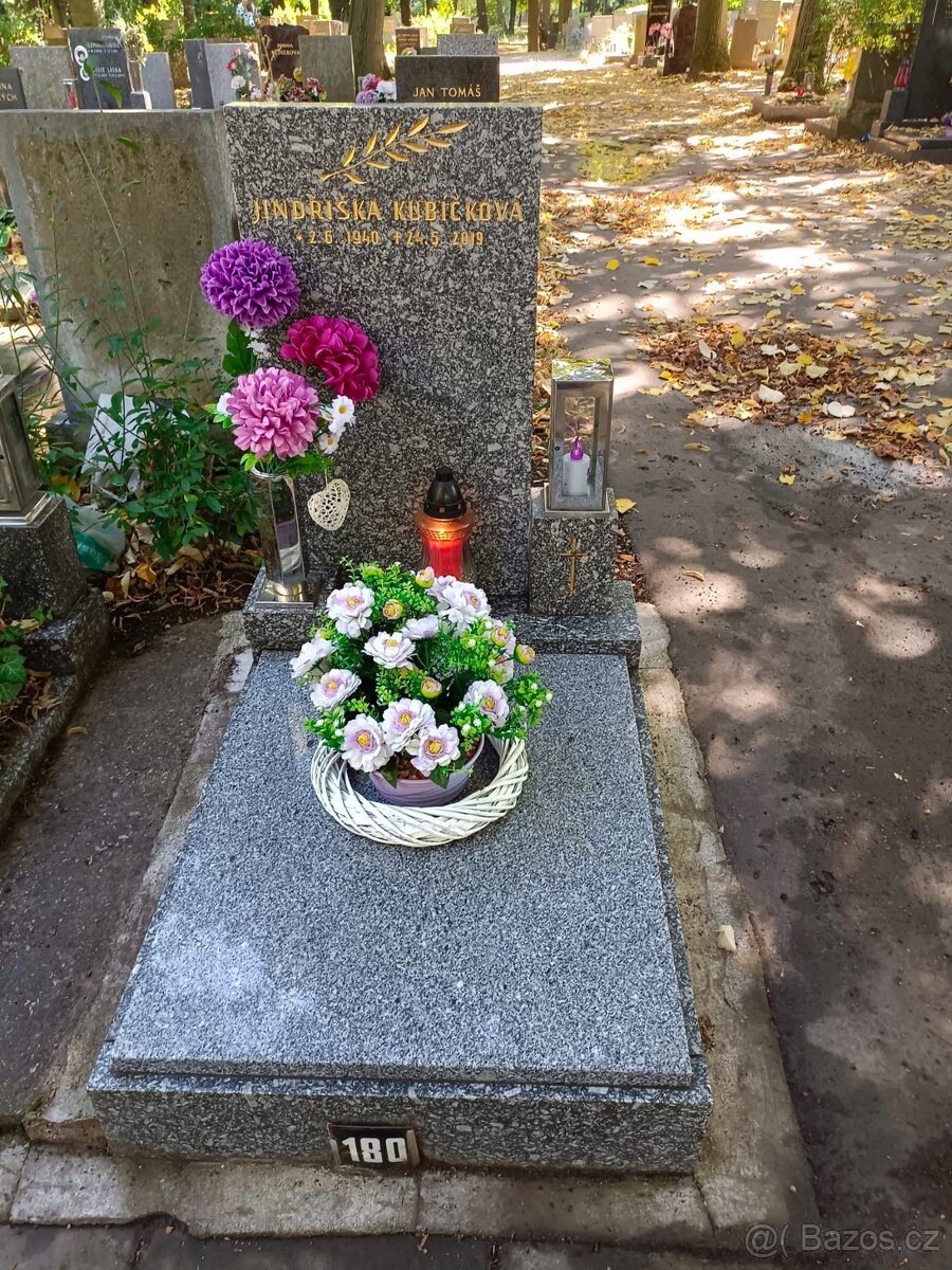 Urnový hrob - leštěná žula