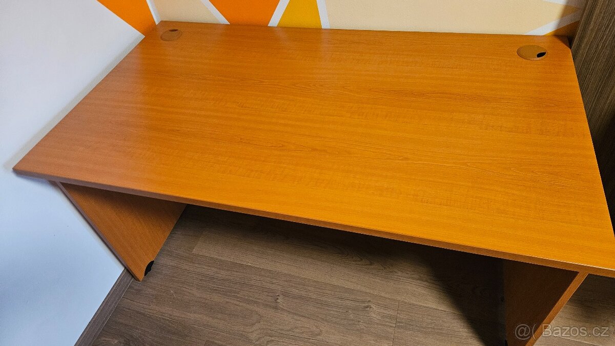 Pracovní stůl a zásuvky na kolečkách