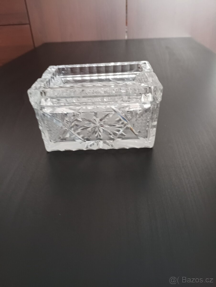 Broušená dóza s víčkem
