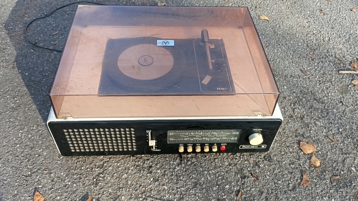 Retro gramofon Tesla