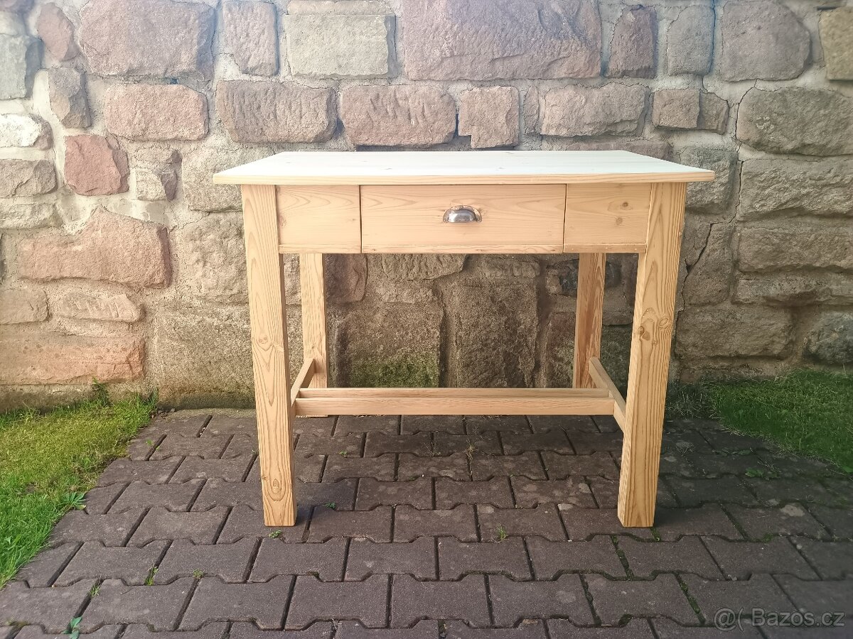 starý stůl s trnoží