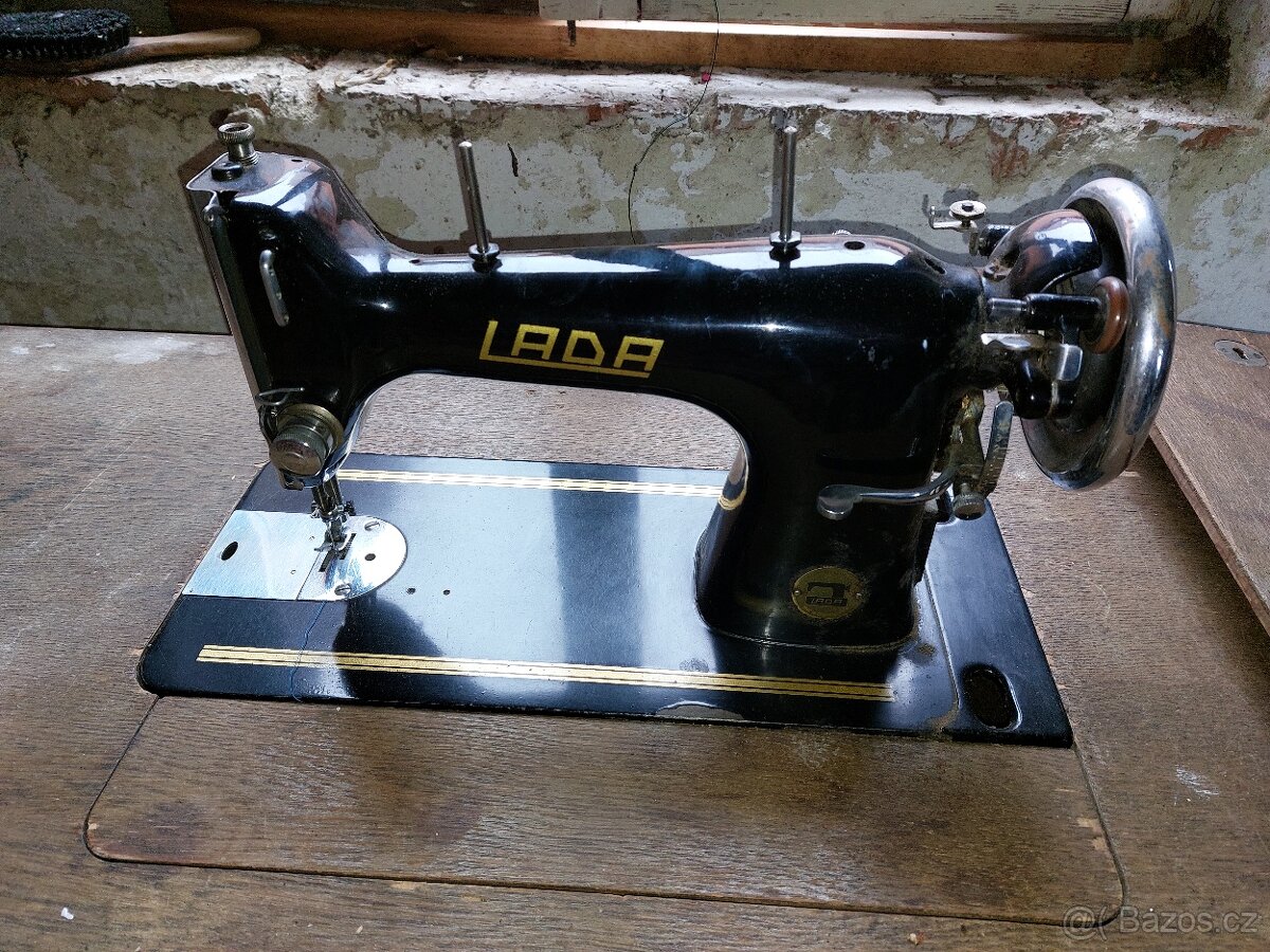 Šicí stroj Lada
