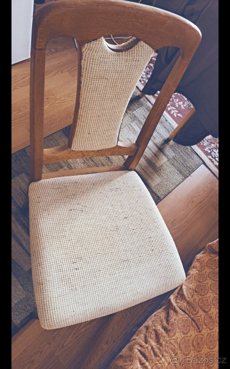 Dřevěné, vypolsterované bílé židle