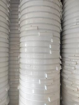 Nové kýble, nádoby