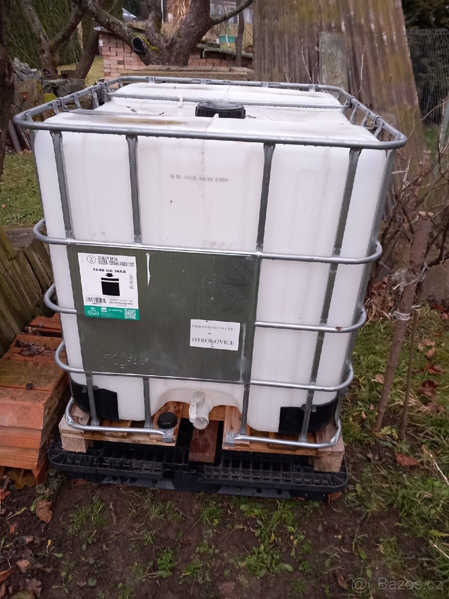 IBC KONTEJNER 1000l na vodu.
