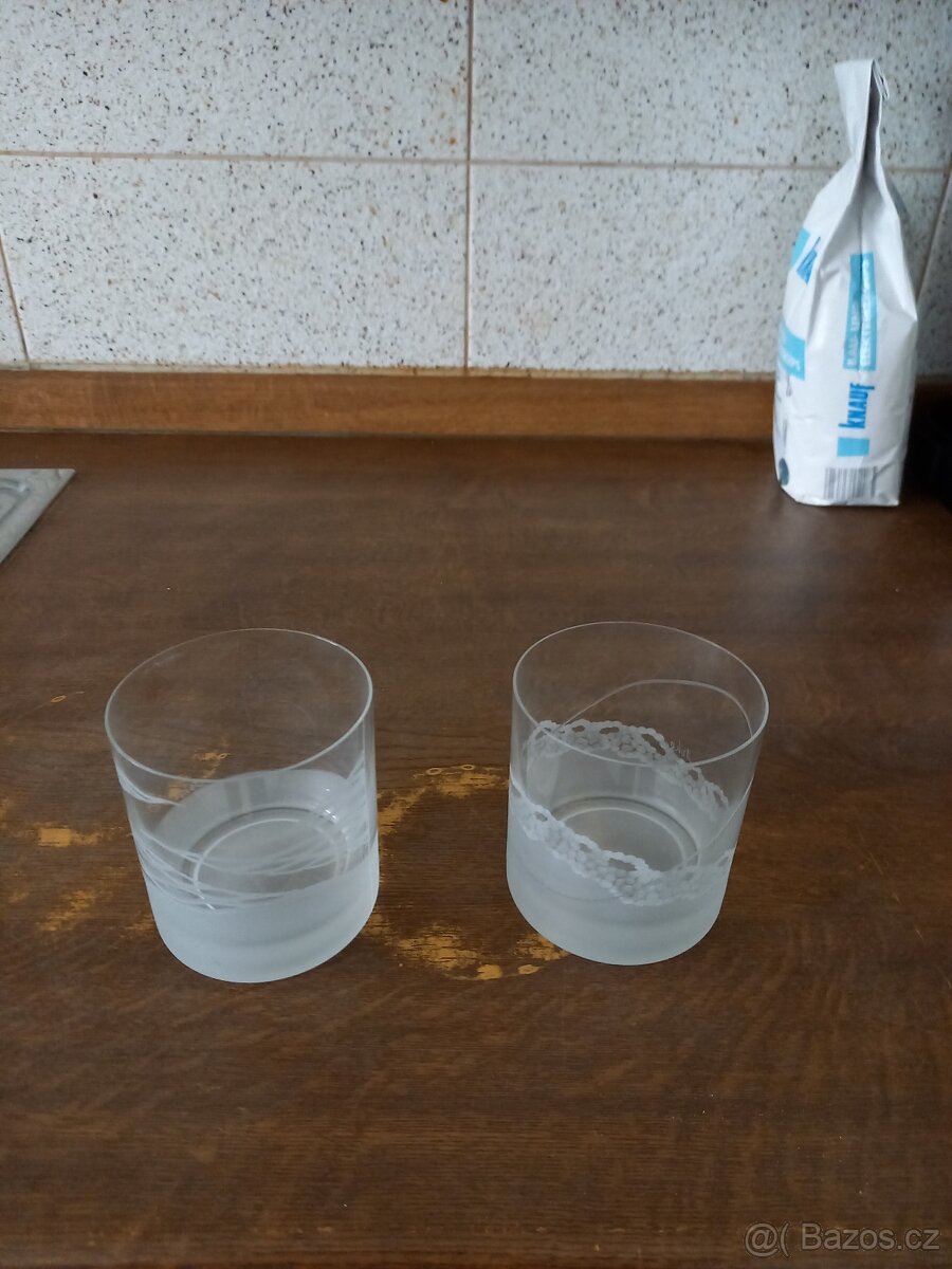 dvě sklenice leptané sklo