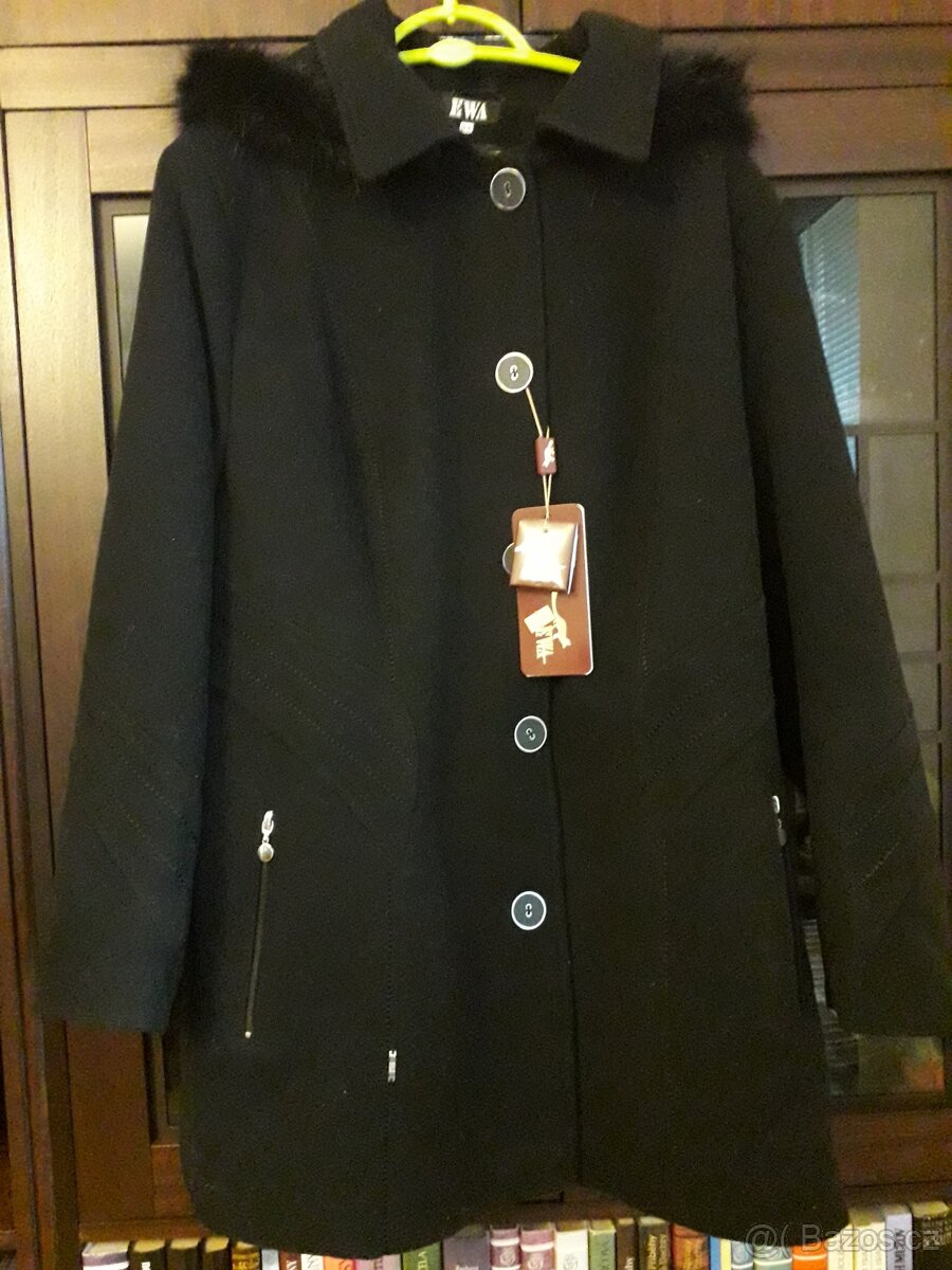 Černý flaušový kabát s kapucí.