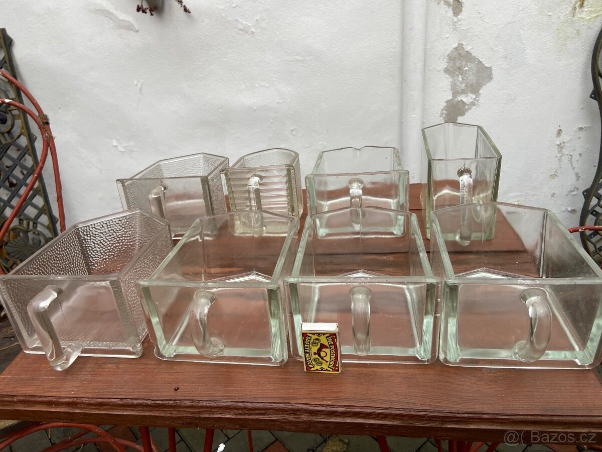 Stare sklenene zasobniky kontejnery na jidlo