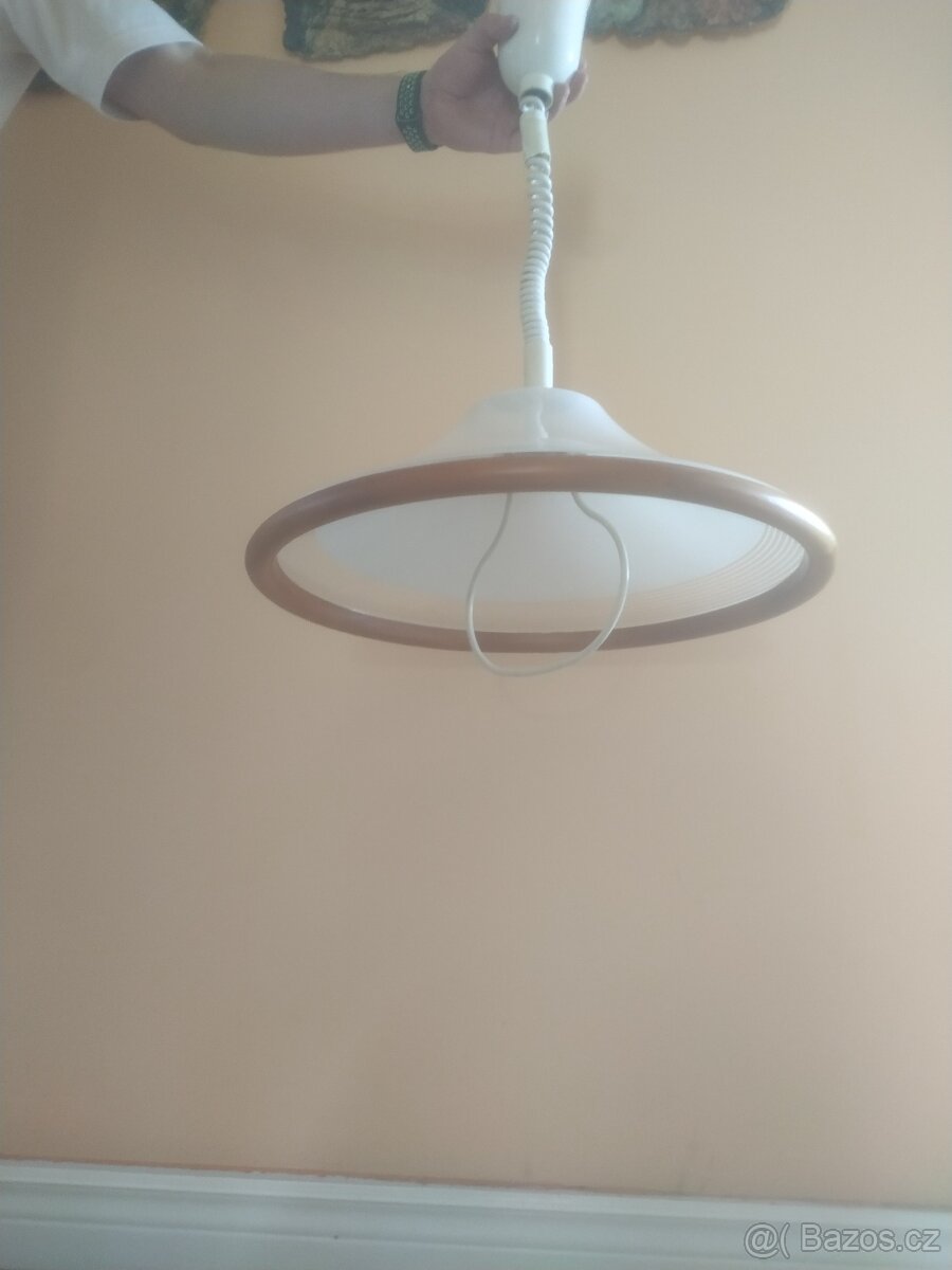 Stropní lampa, světlo