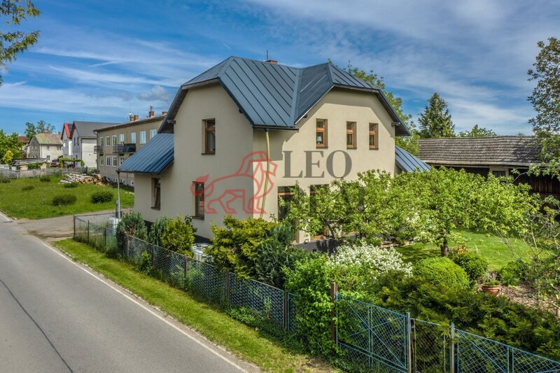 Prodej honosné vily v anglickém stylu + 2 stavební parcely