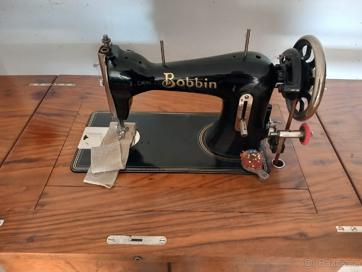 Starožitný skříňový šicí šlapací stroj Bobbin