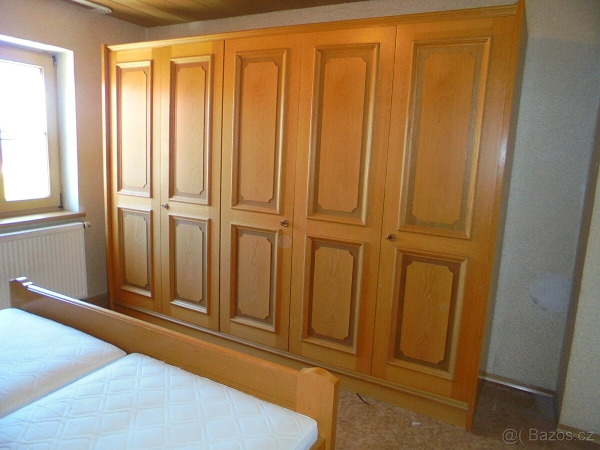 stylová ložnice- 5 dvéřová šatní skříň, postel, rošty, matra