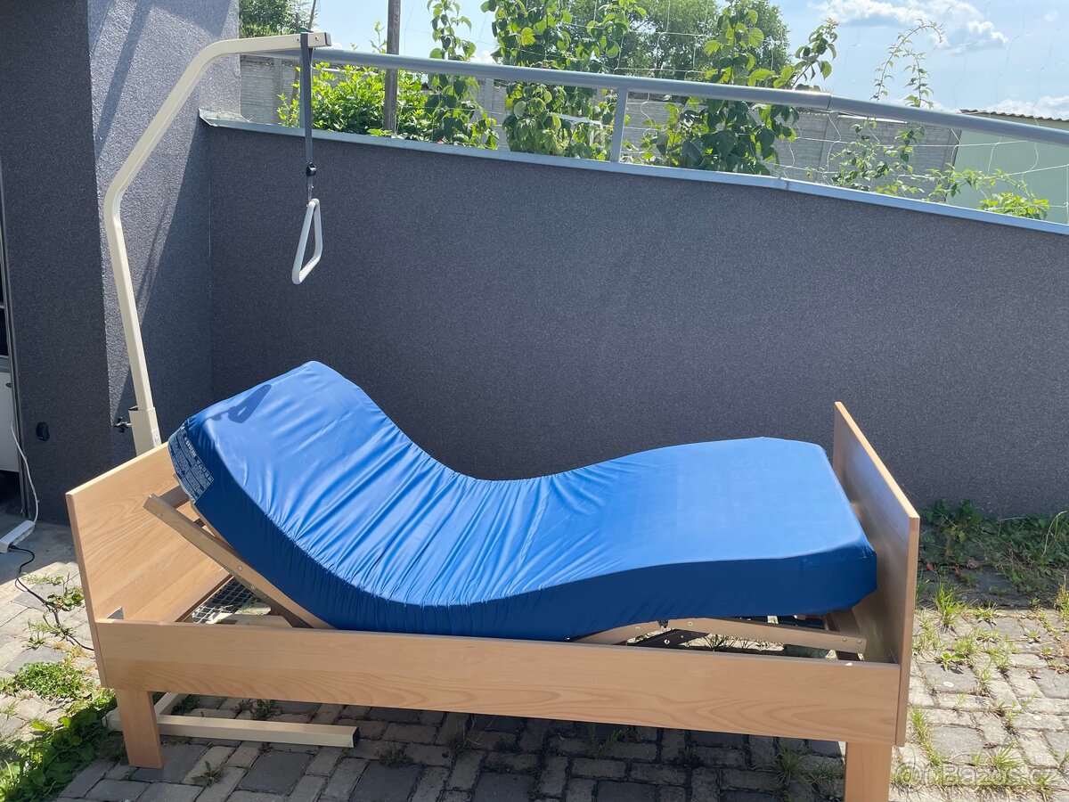 Zdravotní polohovací postel