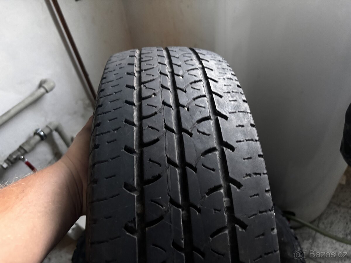 Pneu 205/65/16 C Barum vans