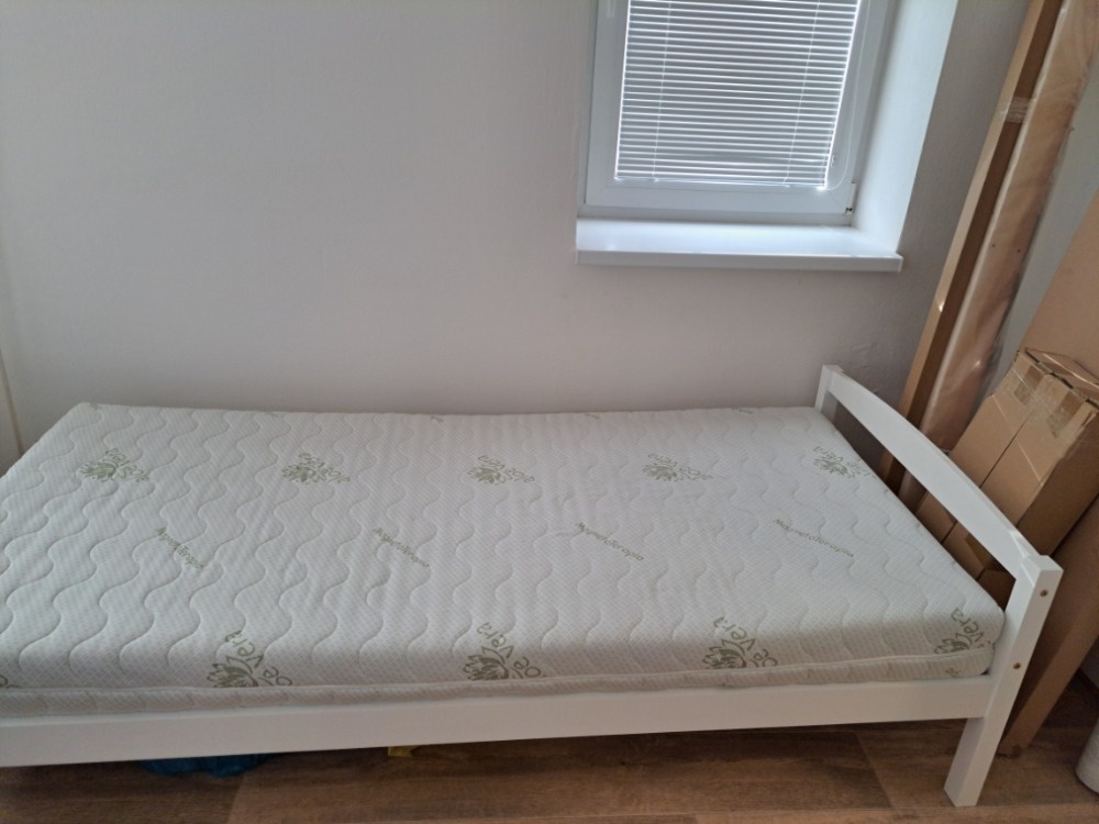 Zánovní postel 90x200