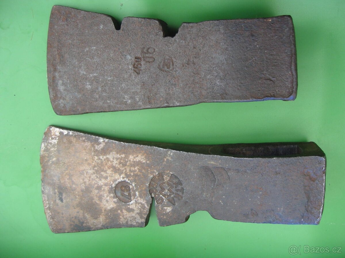 staré sekery a krumpáč