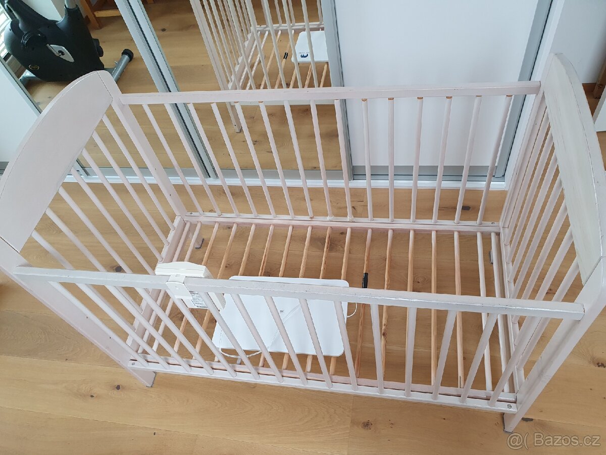 Monitor dechu + 2x postýlka, prostěradla, samolepky na zed