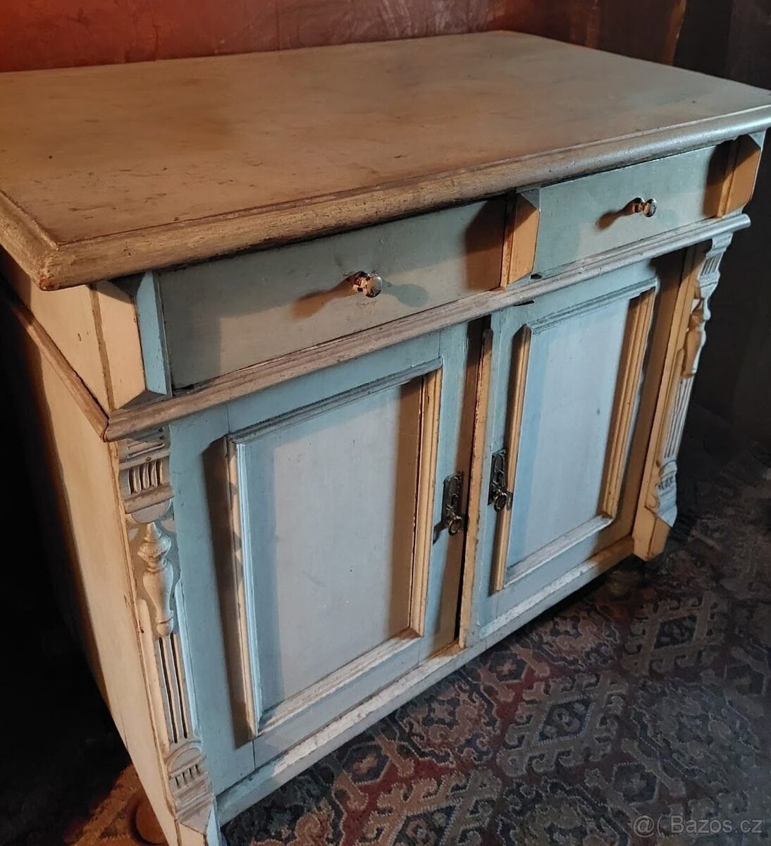 Starožitný kredenc