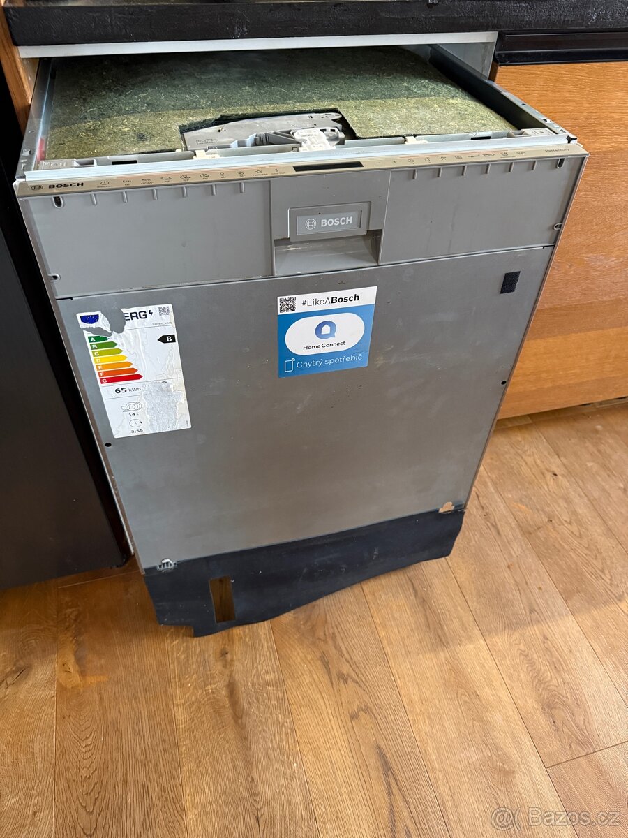 Myčka Bosch s8 SMV8YCX01E/01 teče někde