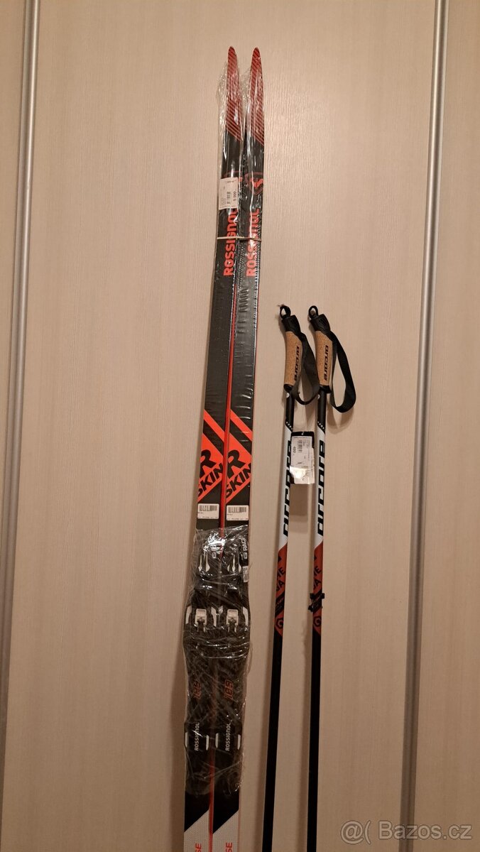 Lyže Rossingol a hůlky