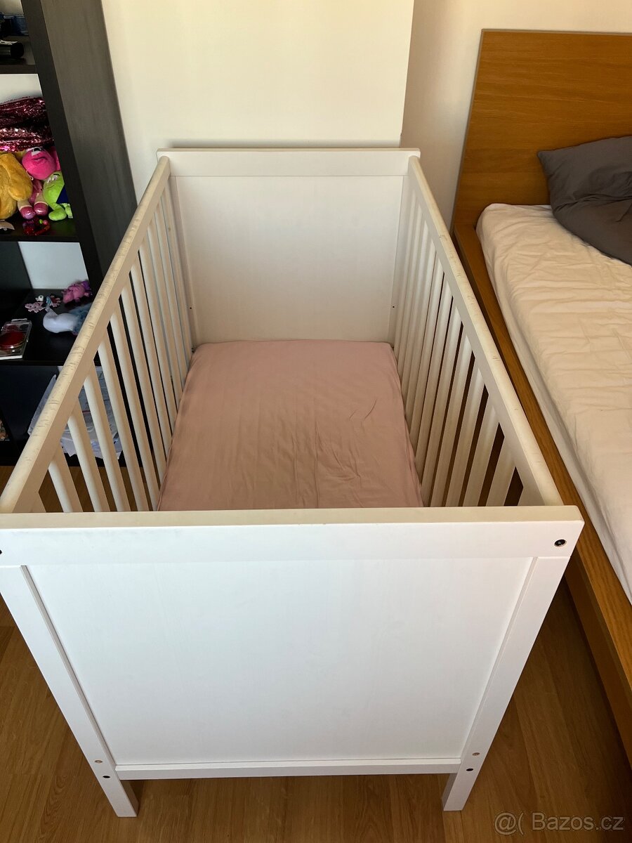 Dětská postýlka s matraci
