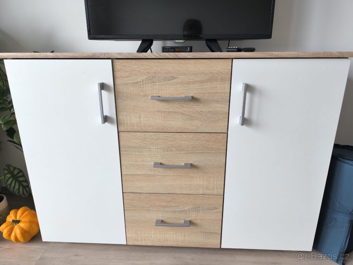 Skříňka pod televizi