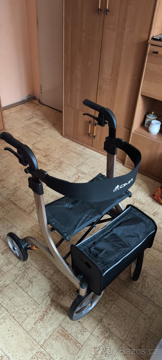 Invalidní chodítko DMA