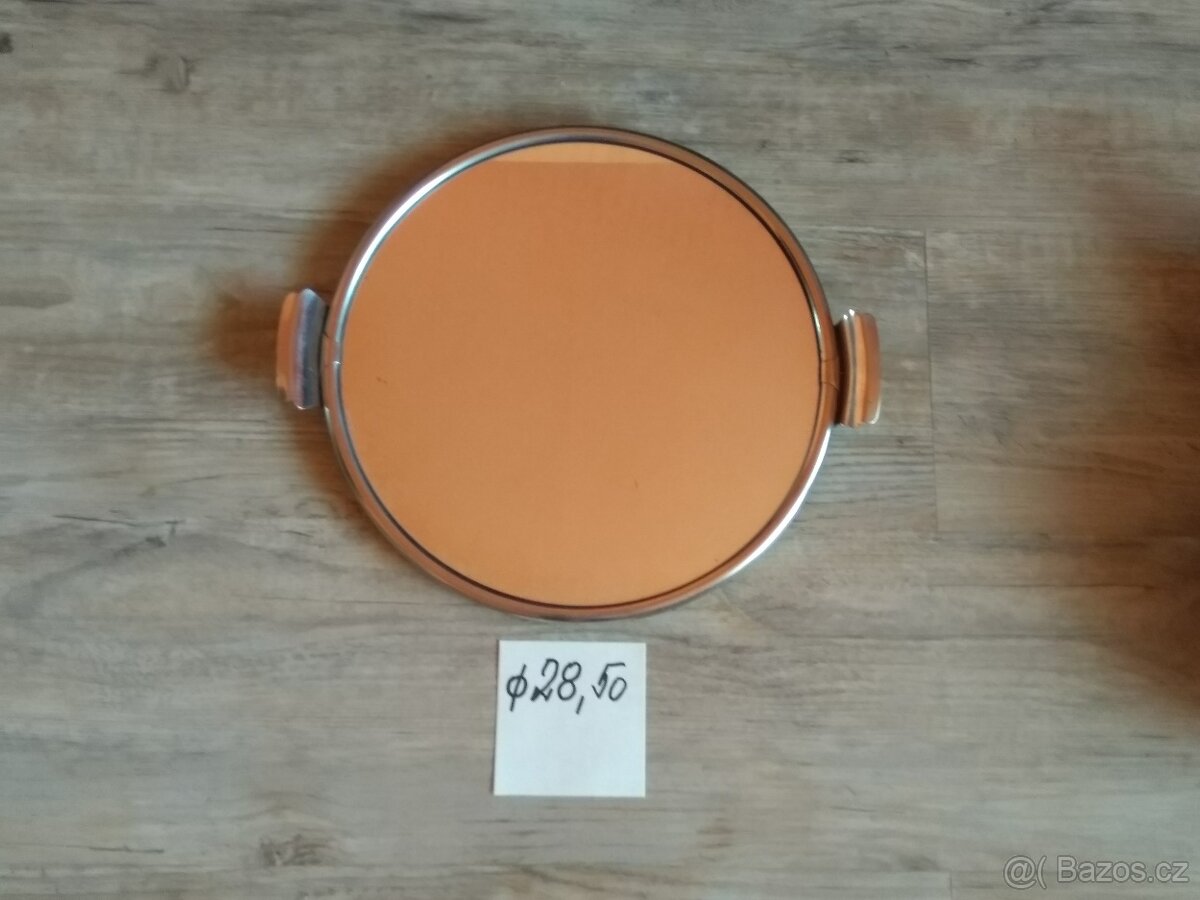 Tác, košíček, vázy a amfora