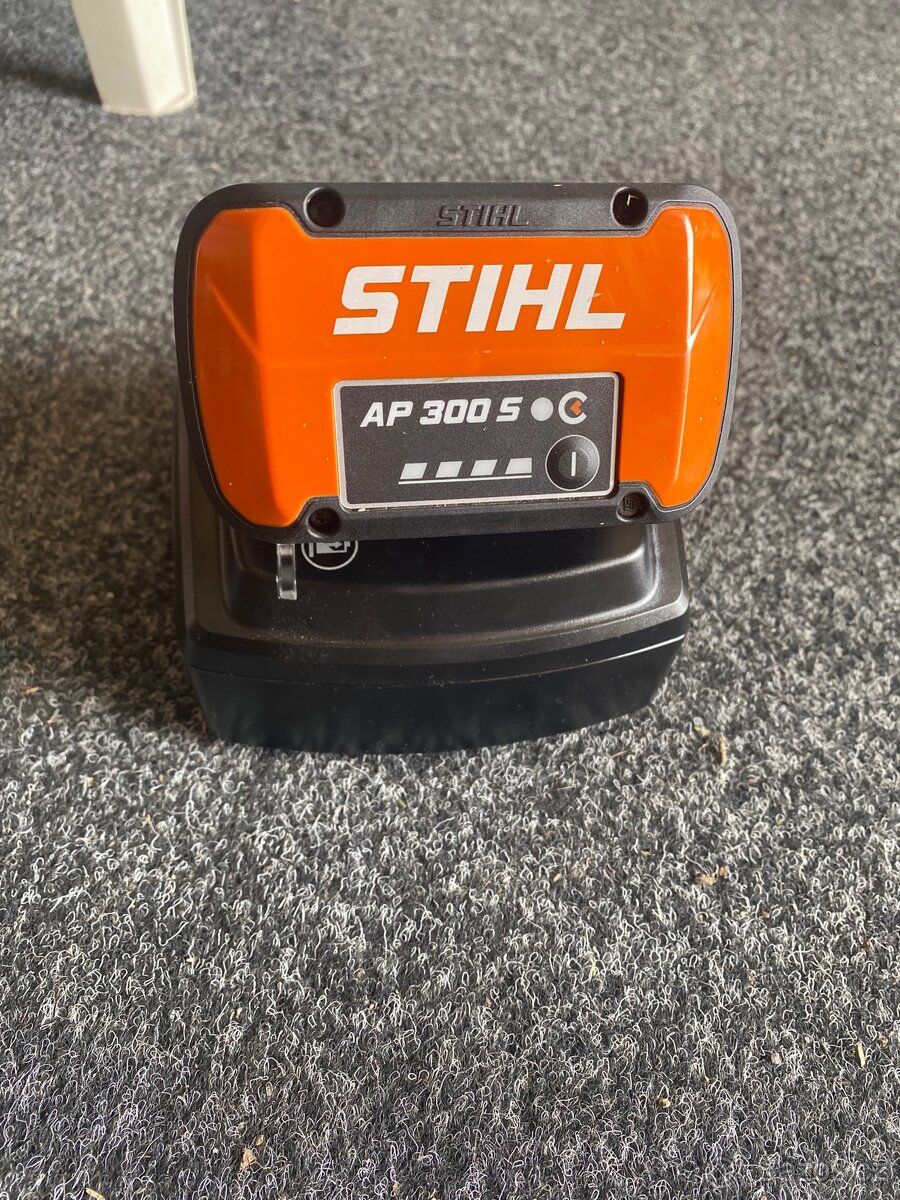 Nabíječka STIHL AL 101
