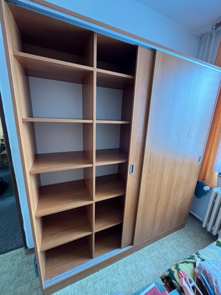 Vestavěná skříň vyrobená na míru od truhláře