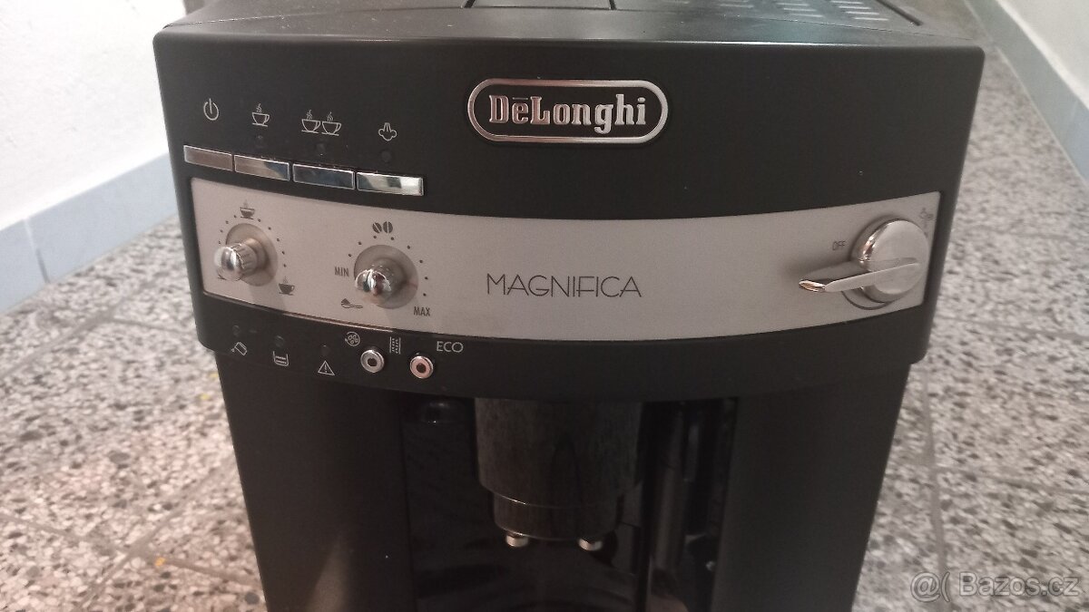 Nefunkční kávovar DéLonghi ESAM 3000 B. na ND