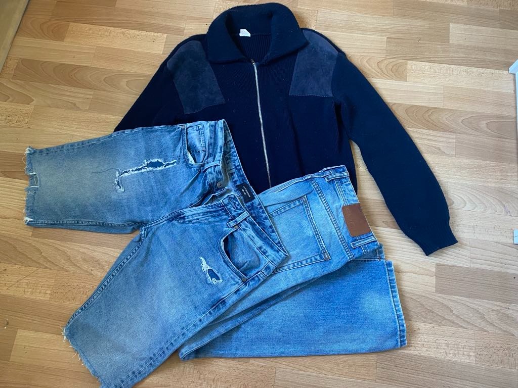 Set pánského svetru, riflí a kraťas