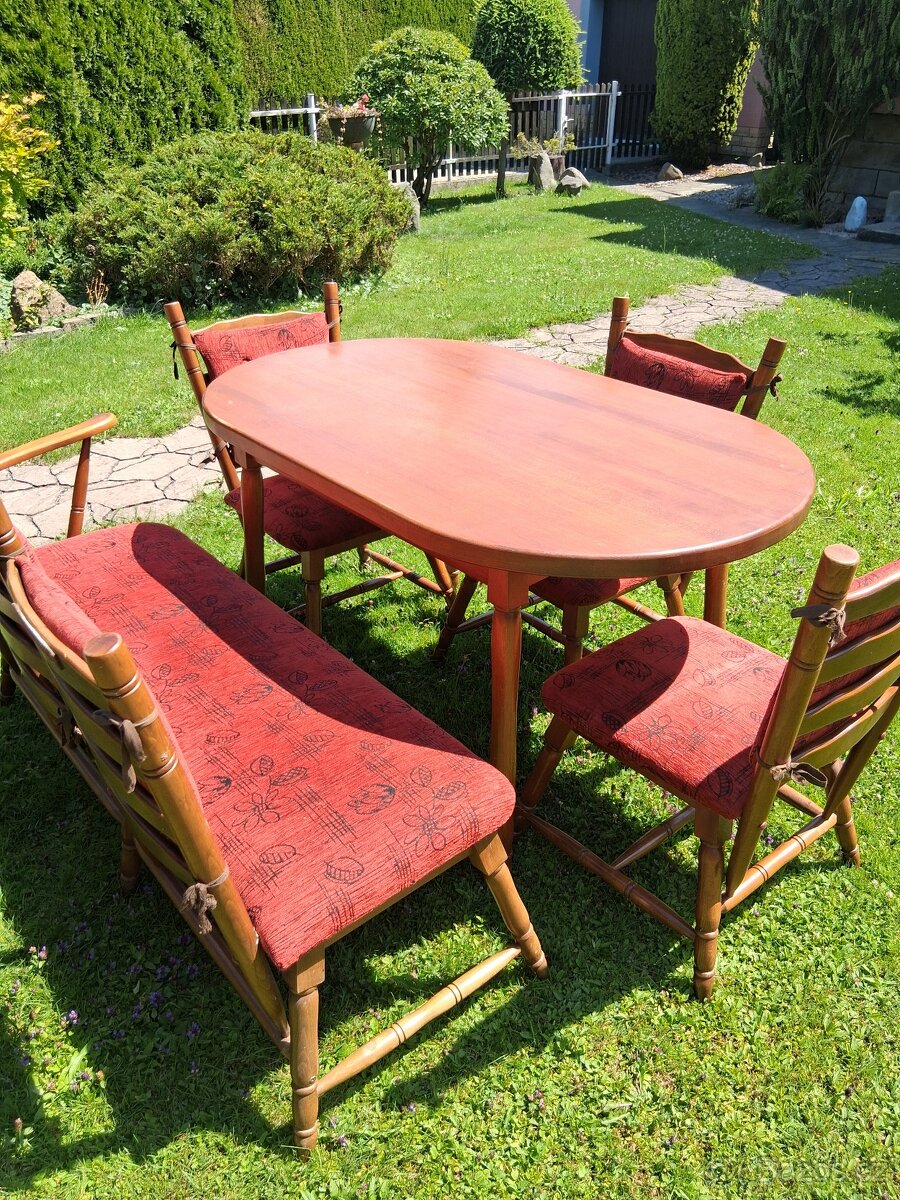 Sedačka,židle,lavice.