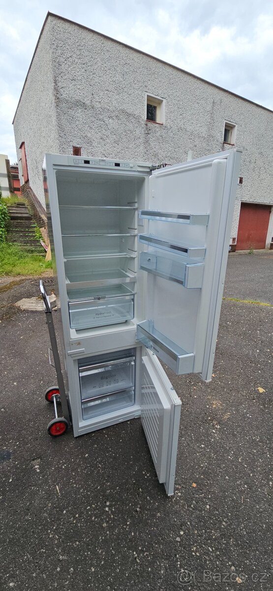 Vestavná lednice Bosch KIS86AF30 – perfektní stav