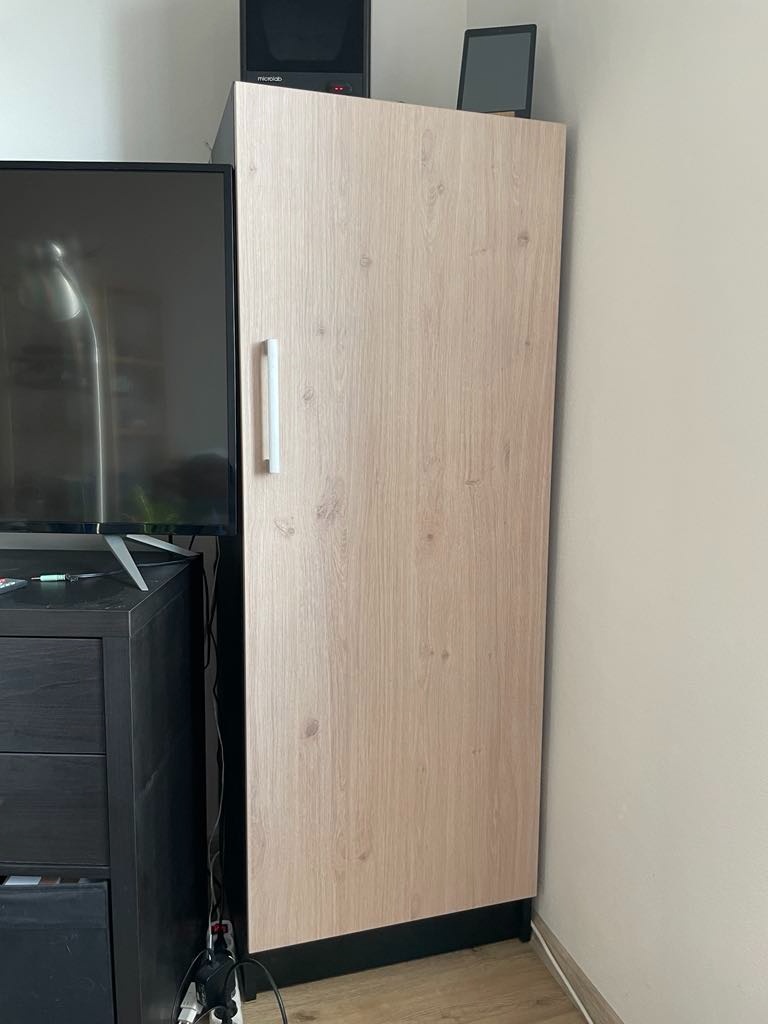 Skříň z masivu