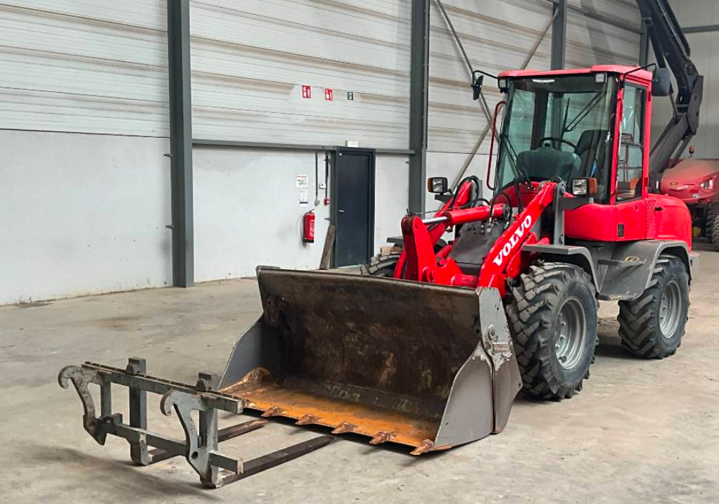 KLOUBOVÝ NAKLADAČ VOLVO L30G