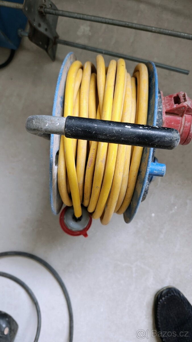 Prodlužovací kabel na bubnu 400V venkovní