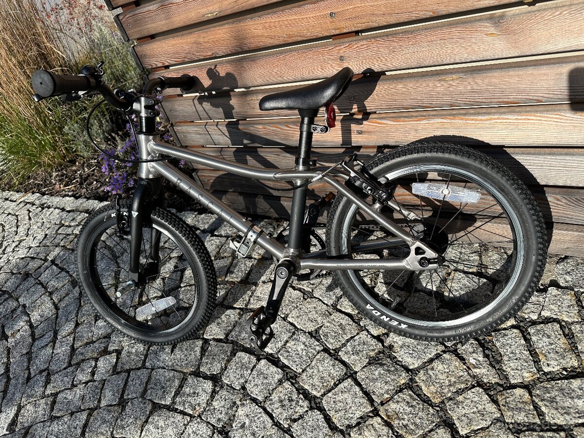 Rascal 16, šedá metalíza