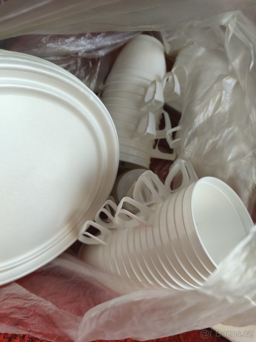 Krabice nového plastového nádobí