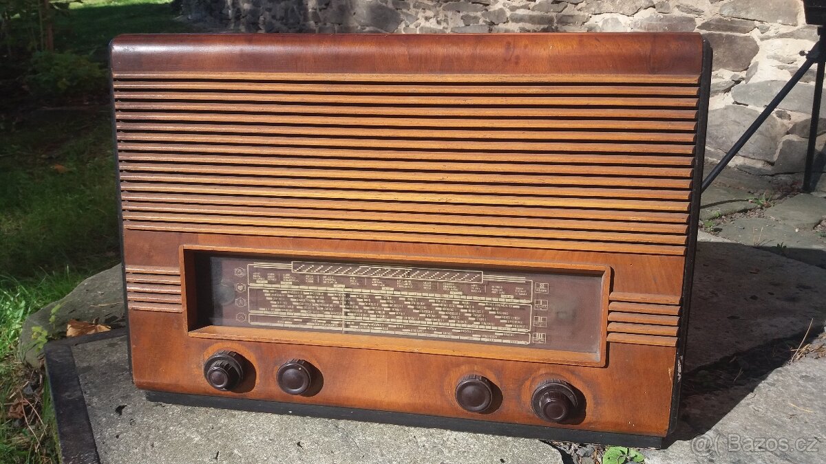 historický radiopřijímač